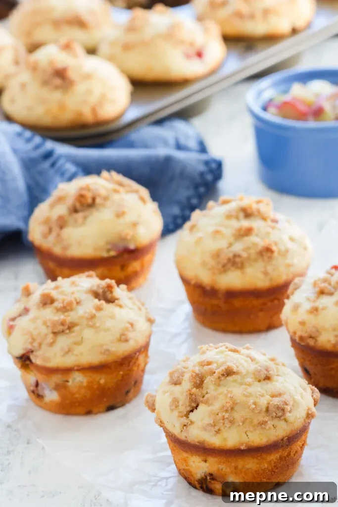 easy rhubarb streusel muffins