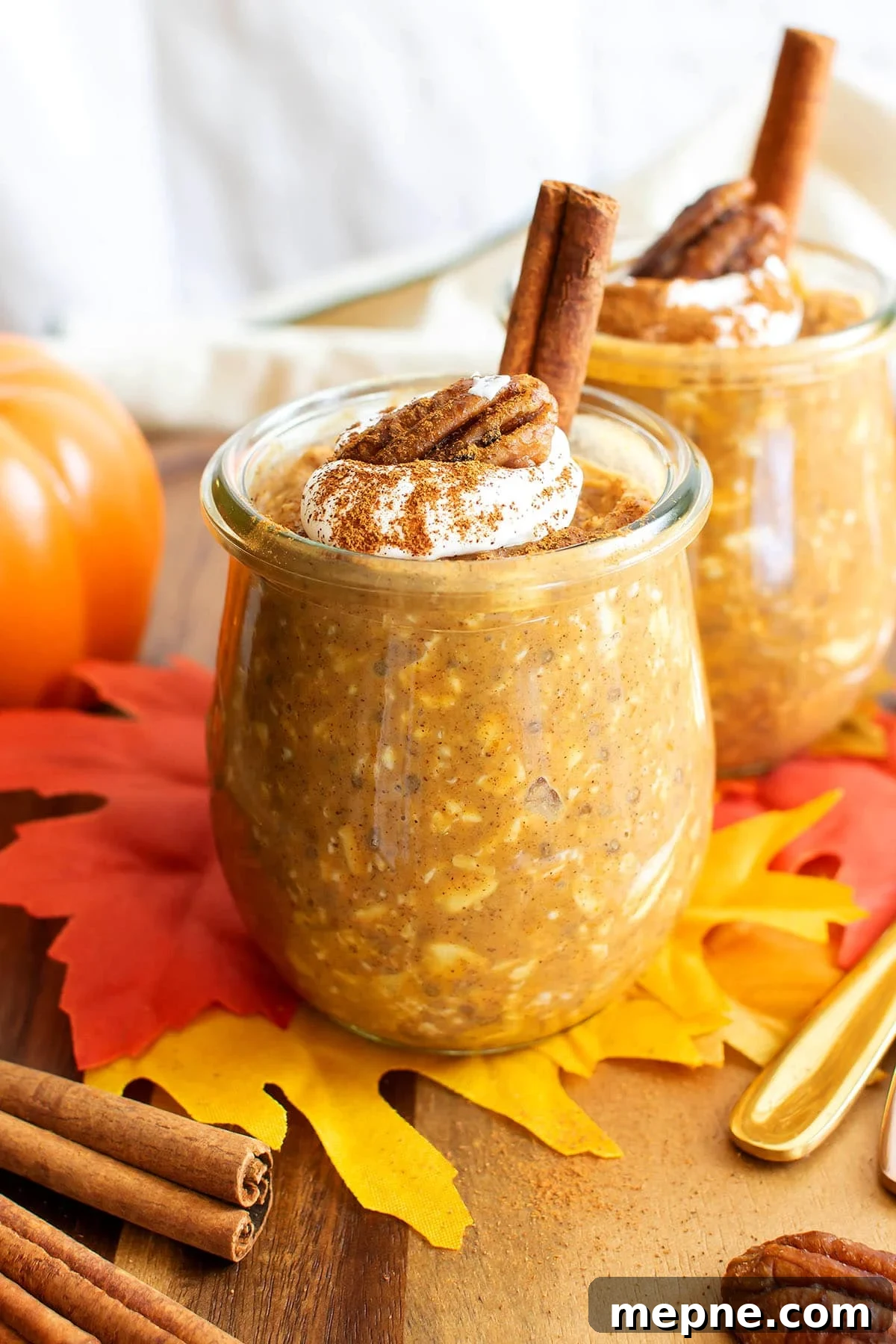 Pumpkin pie overnight oats are packed with chia seeds, oats, and creamy pumpkin pie spice.