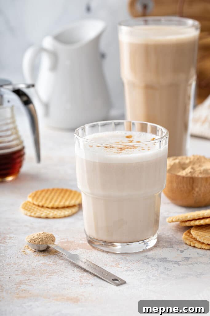 Glass with maca latte and another with cacao and turmeric