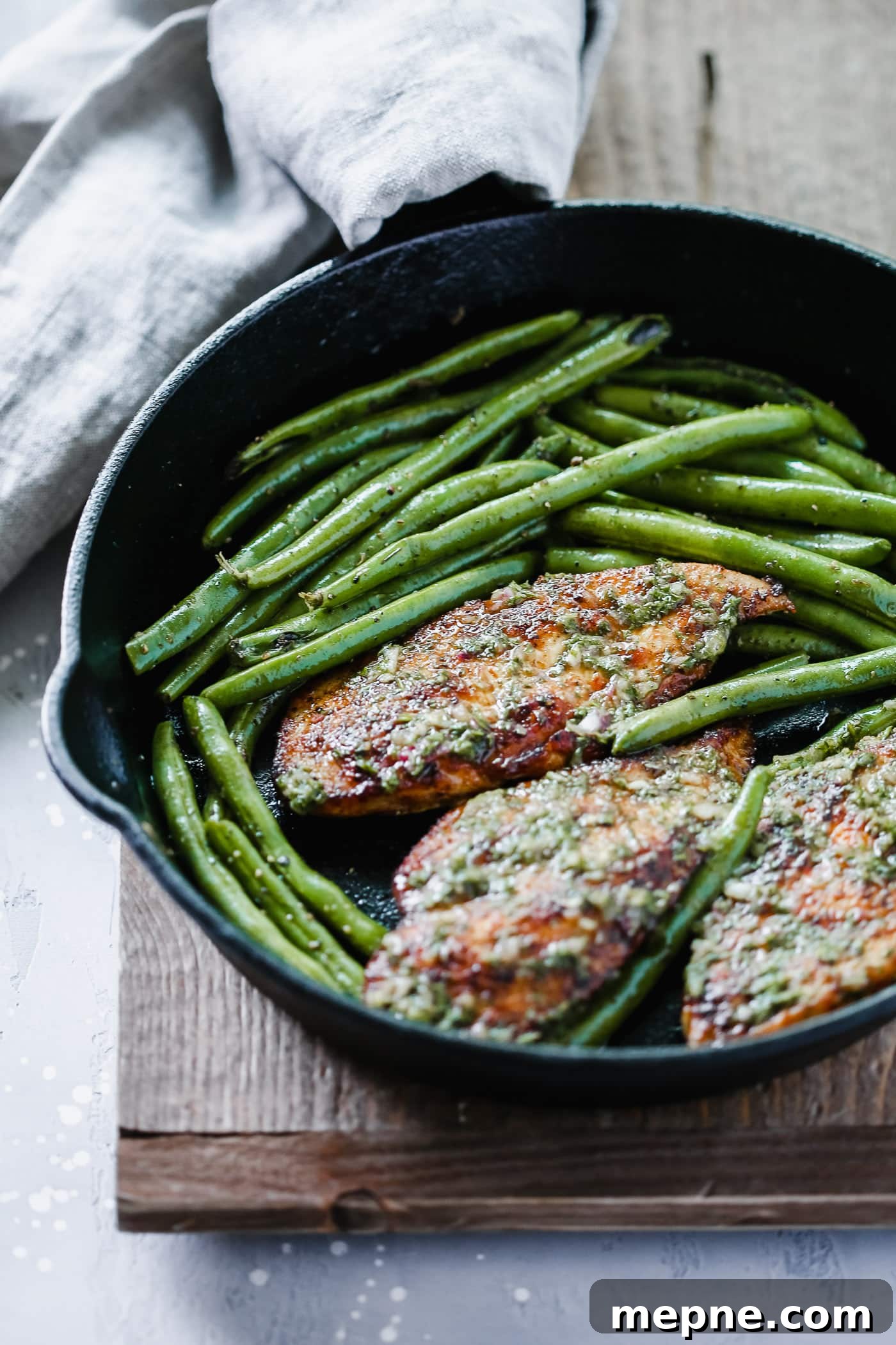 Keto Dinner Recipes: Low-Carb Ideas for Weeknights 26 chicken and green beans in a cast iron skillet