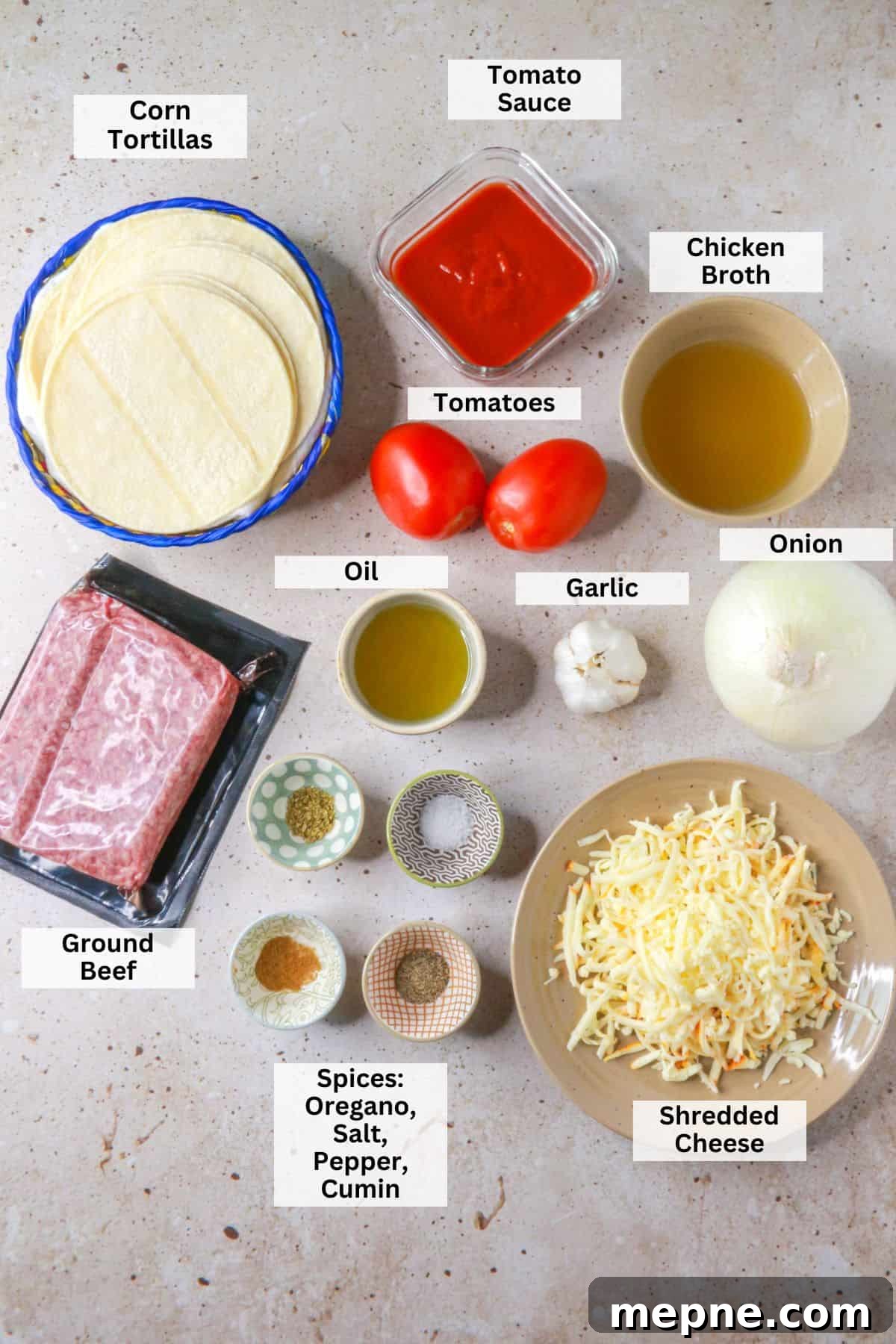 Ingredients for entomatadas with ground beef: tomato sauce, corn tortillas, broth, ground beef, onion, garlic, oil, shredded cheese, spices
