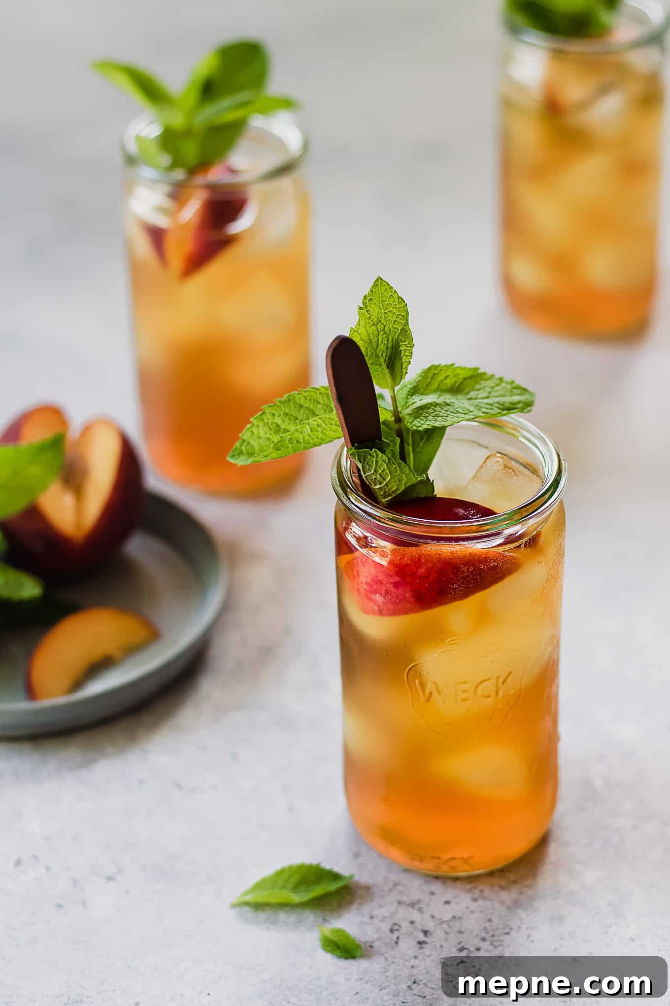 Cold Brew Peach Iced Tea Recipe: Refreshing Summer Drink 4 cold brew peach iced tea with peaches and mint.