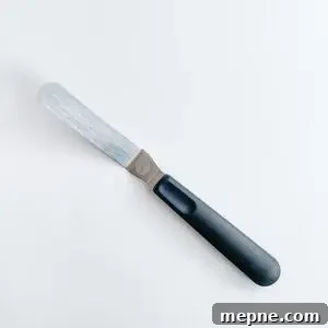 Angled icing spatula